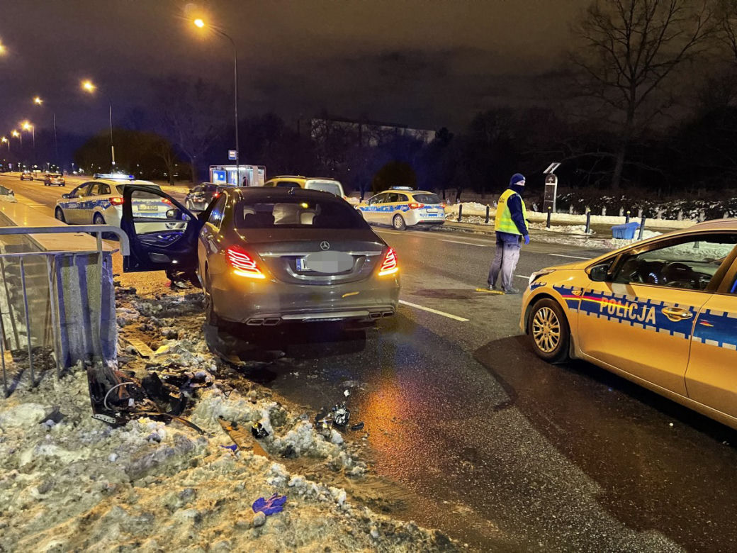 Naćpany pirat roztrzaskał mercedesa w pościgu. W środku znana modelka