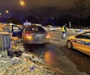 Naćpany pirat roztrzaskał mercedesa w pościgu. W środku znana modelka