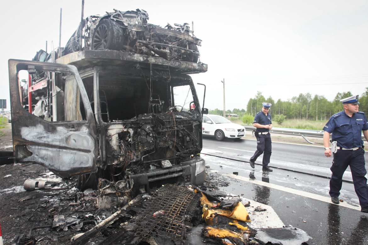 Pożar lawety z luksusowymi samochodami