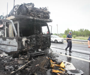 Pożar lawety z luksusowymi samochodami