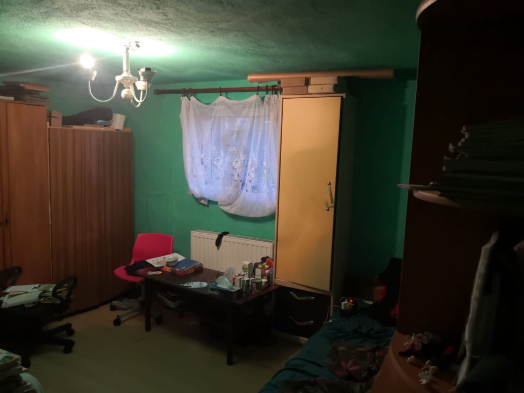 Garaż w którym mieszka rodzina z Januszowej