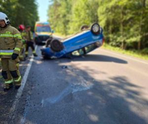 Niebezpieczny wypadek w Lesie Rzepińskim. Kierowca Nissana dachował