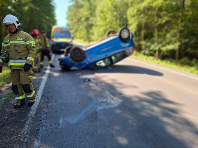 Niebezpieczny wypadek w Lesie Rzepińskim. Kierowca Nissana dachował