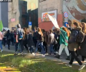 Strajk Kobiet w Łodzi: Protestujący idą ulicami miasta