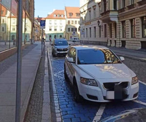 Kobieta parkowała swoje volvo na miejscu dla niepełnosprawnych  