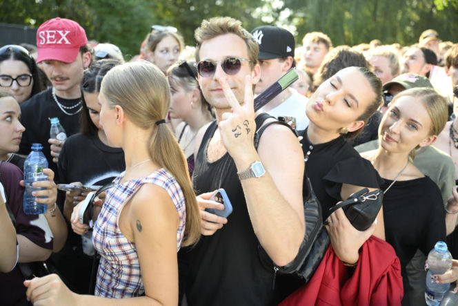 Fani w upale czekają na koncert The Weeknd. Tłumy w Warszawie