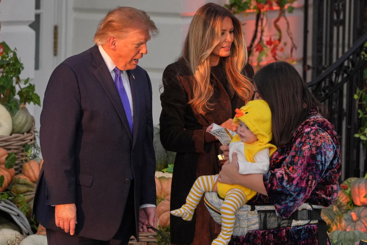 Cukierek albo psikus! Trump zaskoczył pod Białym Domem