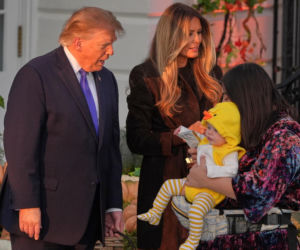 Cukierek albo psikus! Trump zaskoczył pod Białym Domem
