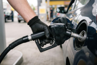Hurtowe ceny paliw 26.07.2026. Czas na oddech dla kierowców przed otwarciem rynków