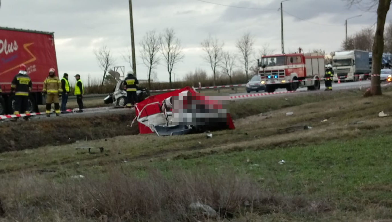 DK 8. Poświętne. Mercedes zderzył się czołowo z ciężarówką [ZDJĘCIA]