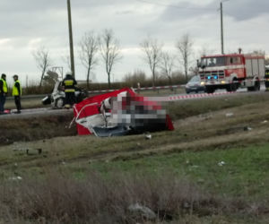 DK 8. Poświętne. Mercedes zderzył się czołowo z ciężarówką [ZDJĘCIA]