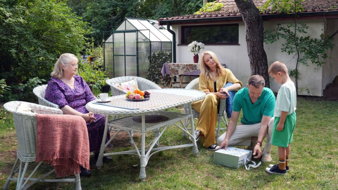 	Barwy szczęścia odc. 3083. Amelia (Stanisława Celińska), Karolina (Marta Dąbrowska), Bruno (Lesław Żurek), Dobromir (Franciszek Bukowski)