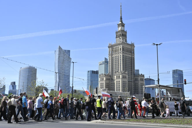Warszawa.  Marsz Konstytucji 3 Maja