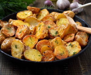 Ziemniaki z patelni „po chłopsku” z chrupiącą skórką i kwaśną nutą – proste, a smakują jak z ogniska