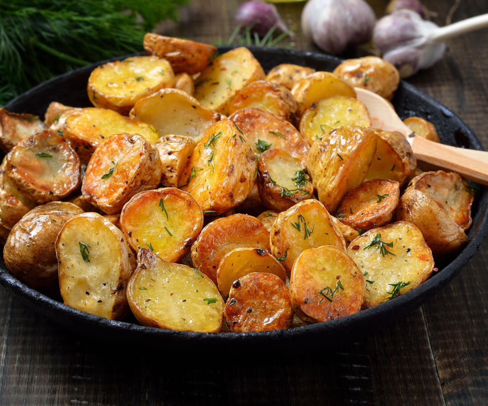 Ziemniaki z patelni „po chłopsku” z chrupiącą skórką i kwaśną nutą – proste, a smakują jak z ogniska