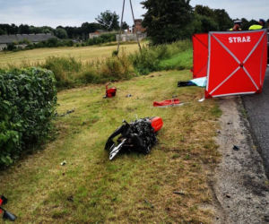 Bochlin. Potworny wypadek na DK nr 91! Nie żyje motocyklista, który uderzył w ciągnik [ZDJĘCIA]