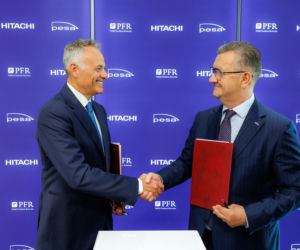Hitachi i PESA nawiązują strategiczną współpracę dla rozwoju polskiego rynku kolejowego