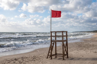 Sinice Ustronie Morskie. Czy w Ustroniu Morskim można się kąpać 23.07? Flaga, warunki pogodowe
