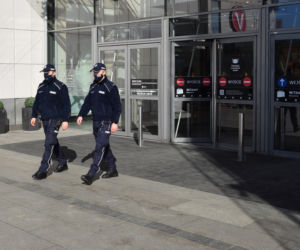Krakowscy policjanci kontrolują przestrzeganie obostrzeń sanitarnych