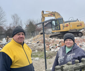 Rozbiórka domu Wesołowskich z Wyryków. Coś się w końcu ruszyło. Taki prezent na święta.