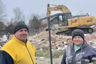 Rozbiórka domu Wesołowskich z Wyryków. Coś się w końcu ruszyło. Taki prezent na święta.
