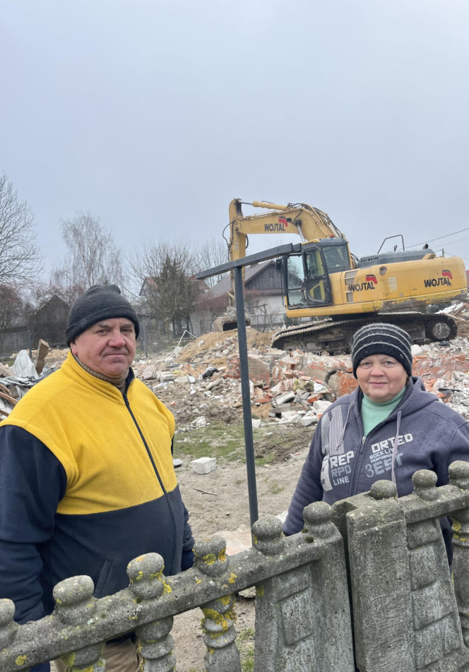 Rozbiórka domu Wesołowskich z Wyryków. "Coś się w końcu ruszyło. Taki prezent na święta".