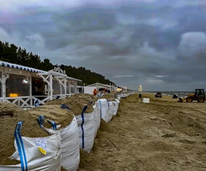 Wakacyjny dramat nad morzem. Restauratorzy usypują wały ochronne