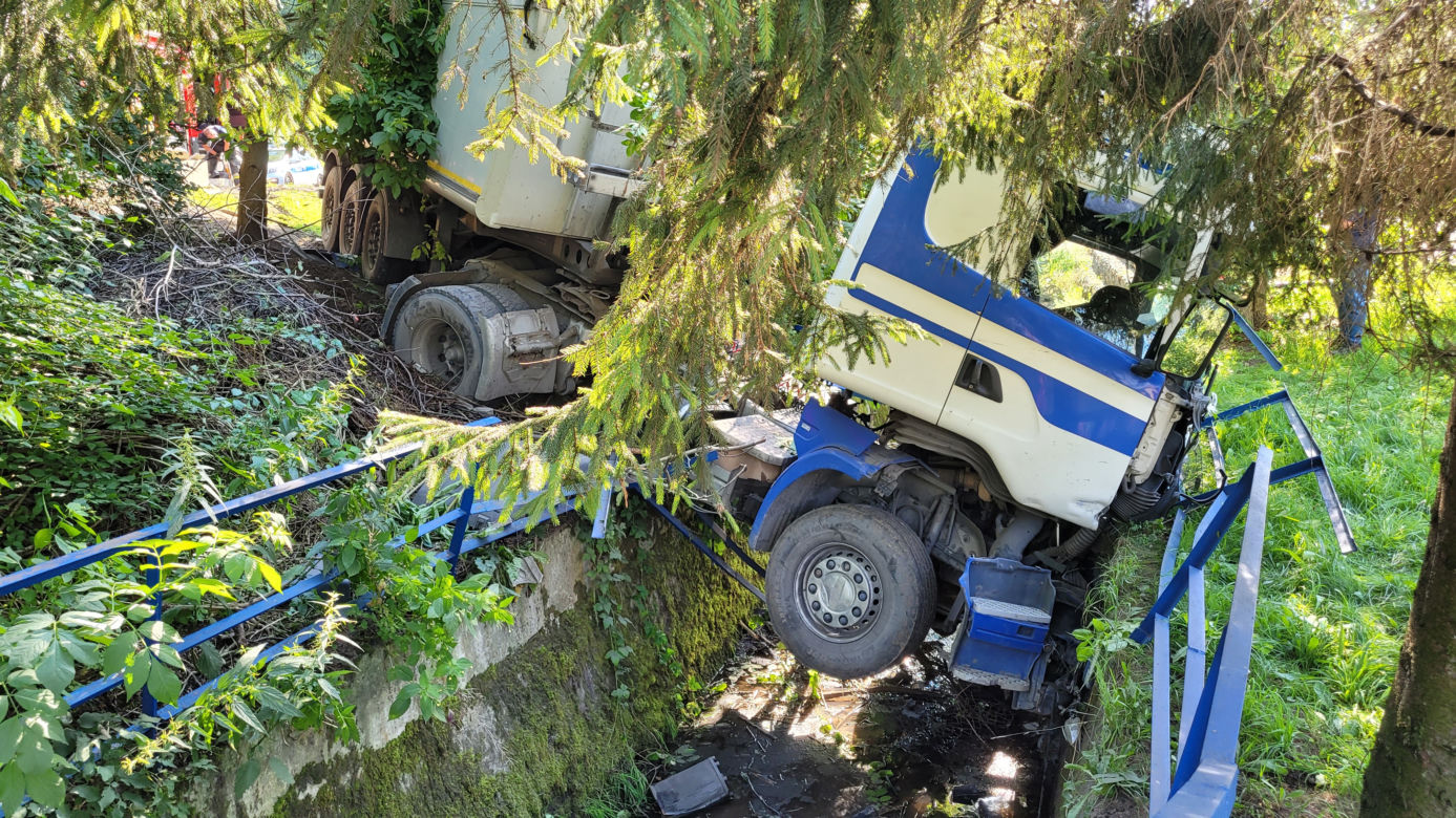 Makabryczny wypadek pod Chrzanowem. Osobówka zderzyła się z tirem. Zginęła 25-letnia kobieta