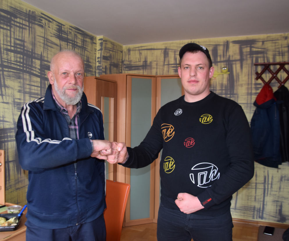 BEZDOMNY POPROSIL O BULKE  DOSTAL MIESZKANIE 