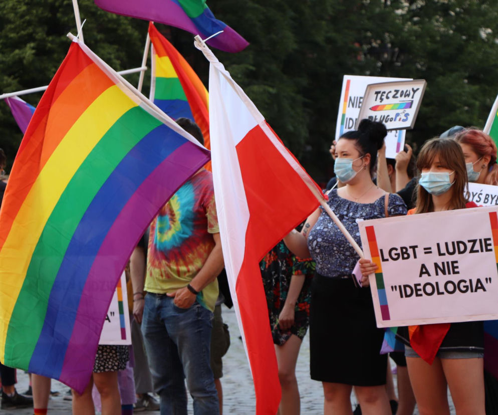Za nami demonstracja wspierająca osoby LGBT w Toruniu. Konkretne hasła!