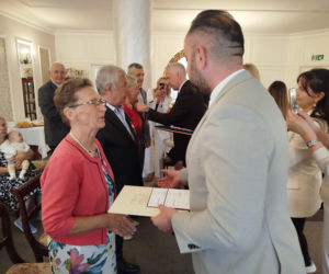 Pamiątkowe medale, legitymacje i kwiaty z okazji 50-lecia pożycia małżeńskiego odebrało w Siedlcach osiem par
