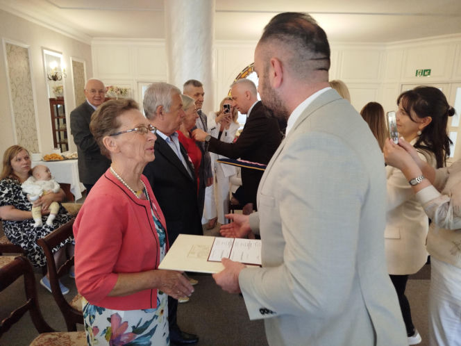 Pamiątkowe medale, legitymacje i kwiaty z okazji 50-lecia pożycia małżeńskiego odebrało w Siedlcach osiem par