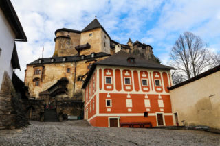 Zagadkowa śmierć 72-letniego Polaka na Zamku Orawskim. Ciało znaleziono na dziedzińcu