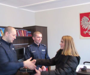 Policjanci uratowali 39-latka, który utknął w płonącym samochodzie 
