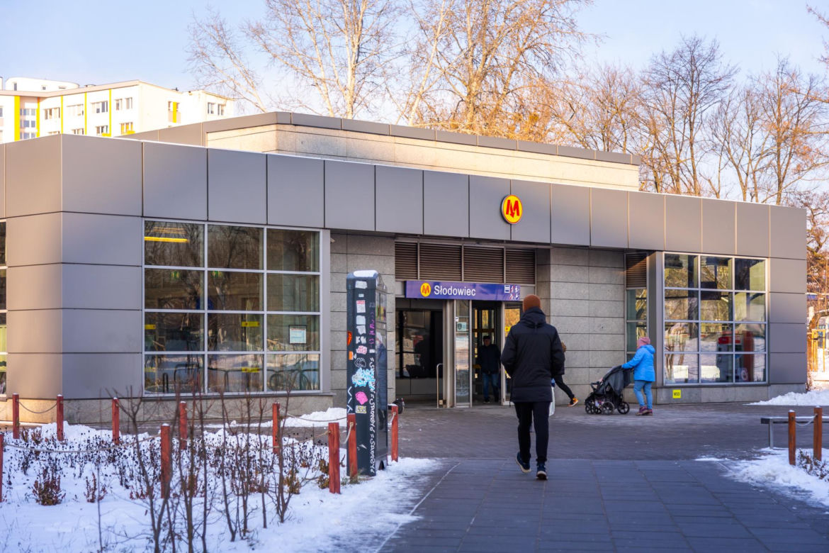 Metro w Warszawie – wejście na stację Słodowiec na M1
