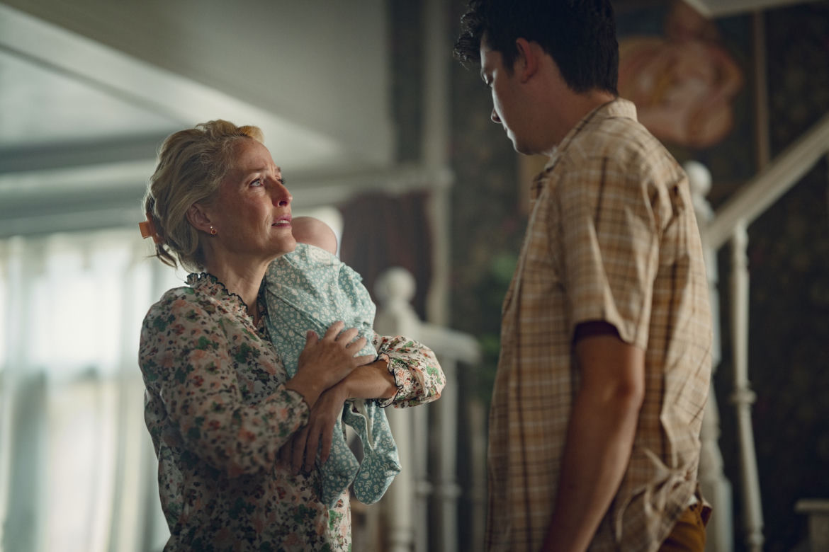 Gillian Anderson jako Jean Milburn i Asa Butterfield jako Otis