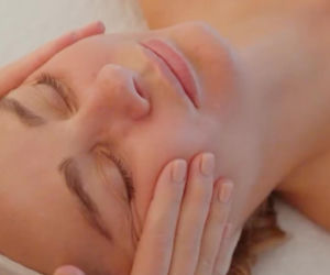 Małgorzata Socha pieści twarz prądem i światłem