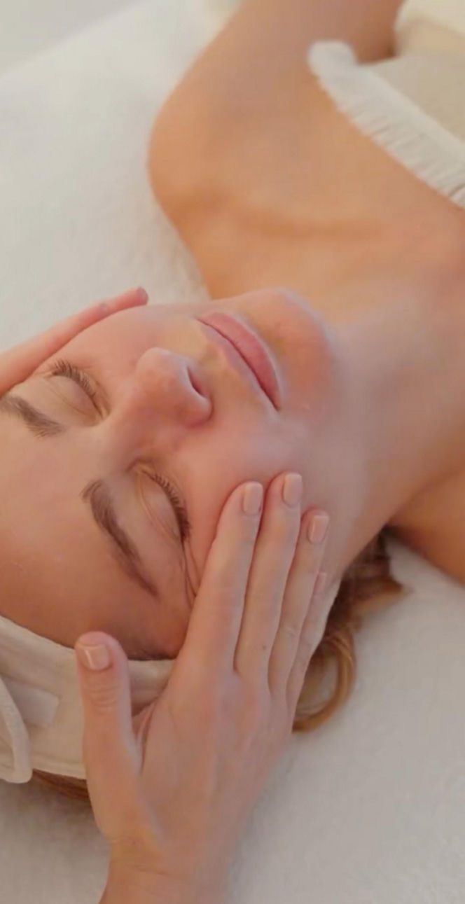 Małgorzata Socha pieści twarz prądem i światłem