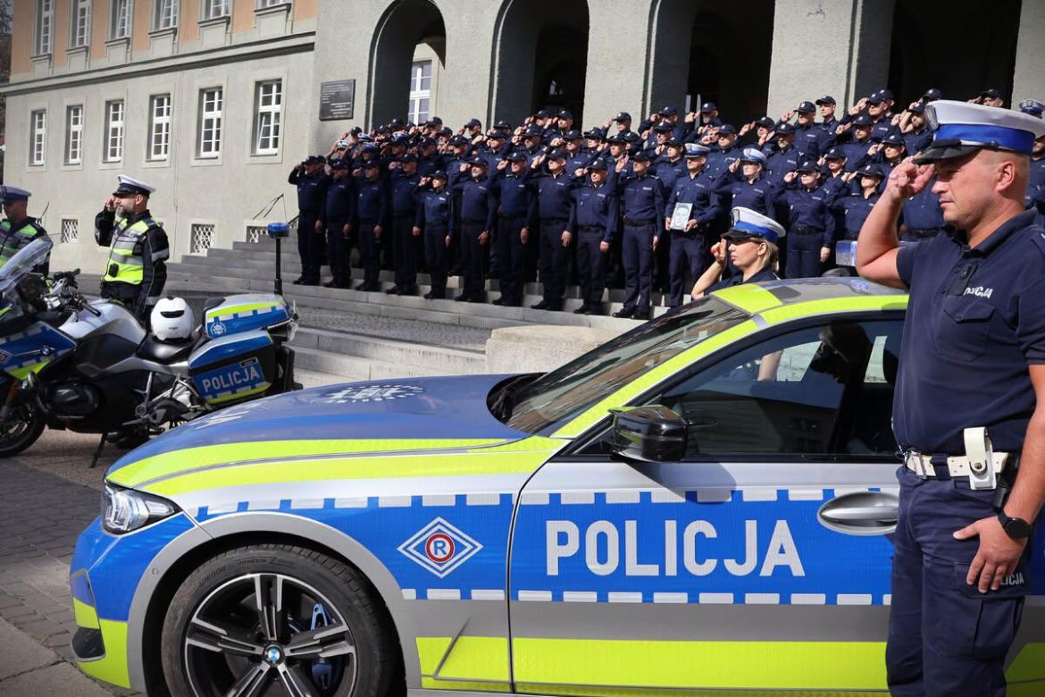 Pogrzeb zastrzelonego policjanta Natana Sieronia. Dźwięk syren było słychać w całej Polsce. Trudno powstrzymać emocje