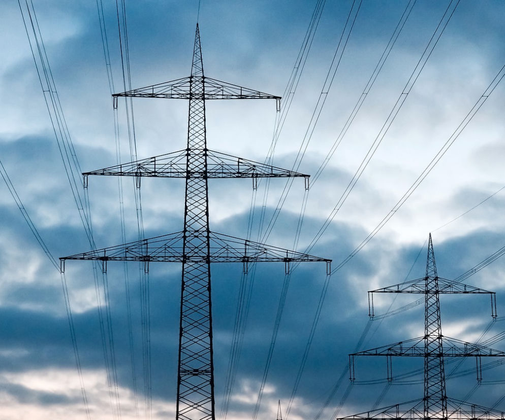 Jak informują służby uszkodzonych zostało 16 linii energetycznych i ponad 130 stacji transformatorowych