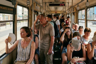 Sauna w autobusach i tramwajach. Klima nie działa? Zobacz, gdzie to zgłosić