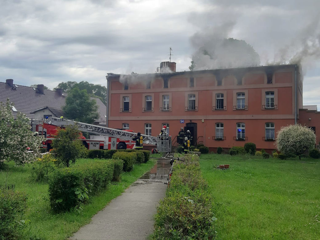 Pożar Wierzbica Dolna. Płonie poddasze trzypiętrowego budynku