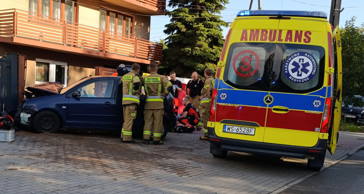 Rąbnął w ogrodzenie zabił pasażerkę