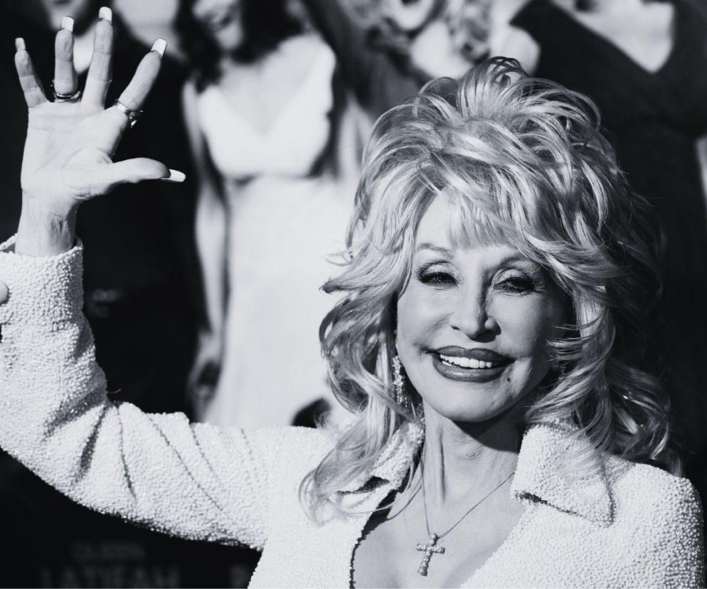 Uśmiechnięta Dolly Parton macha do fanów. O chorobie i śmierci legendy country przeczytasz na SE.