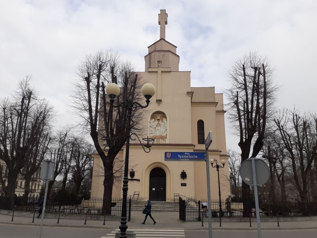 Jak wyglądał kościół garnizonowy w Siedlcach z zewnątrz i w środku w marcu 2021 roku?