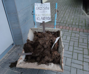 Gnojownik pod biurami poselskimi w Piotrkowie Trybunalskim. Rolnicy dziękują za ostatnie głosowanie