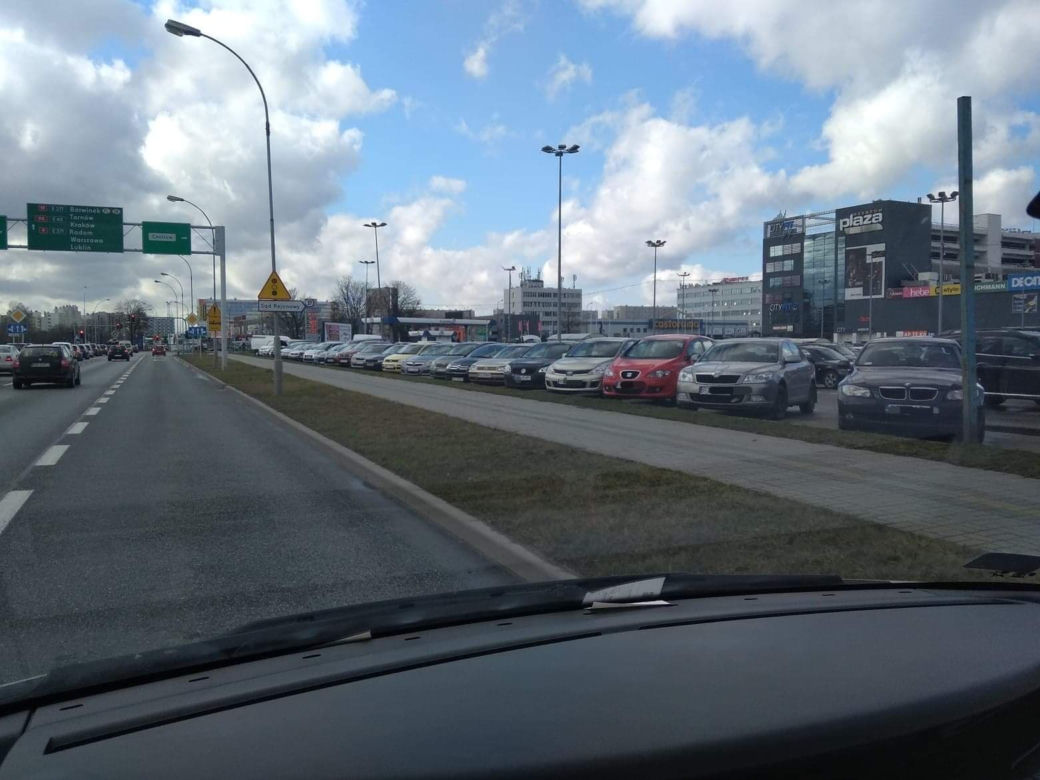 Mieszkańcy Podkarpacia ruszyli do SKLEPÓW!  Tłumy, pełne parkingi, PUSTE PÓŁKI!