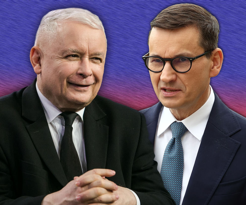Jarosław Kaczyński i Mateusz Morawiecki na tle biało-czerwonej flagi. O sporach wewnątrz PiS przeczytasz na SE Polityka.