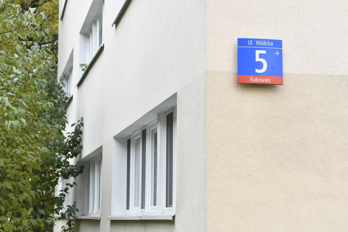 Warszawa. Mają usunąć z klatek wycieraczki, bo… stanowią zagrożenie pożarowe. „Niedługo każą wymontować nam drzwi, bo są z drewna!”