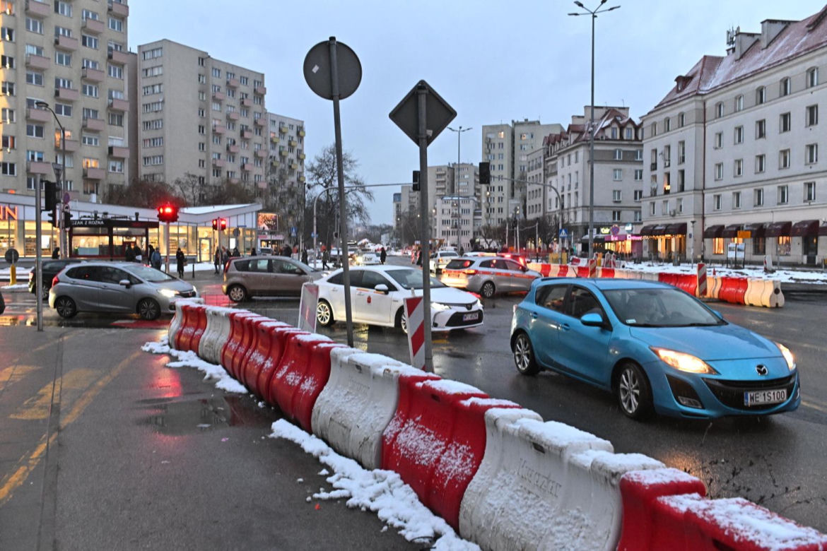 Paraliż na Mokotowie, zamknęli ważne skrzyżowanie. Kierowcy utknęli w korkach, autobusy na objazdach